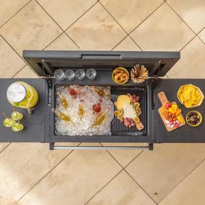 Guruló grill asztal jéghűtővel - Patio cooler & Beverage cart