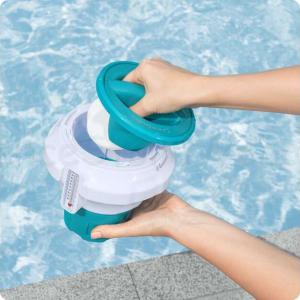 Úszó tisztítószeradagoló hőmérővel