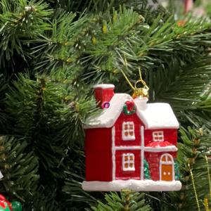 Karácsonyfadísz - házikó 8 x 7,9 x 4,8 cm
