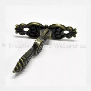 Fém fogantyú lógós   5,2 x 1 cm - bronz