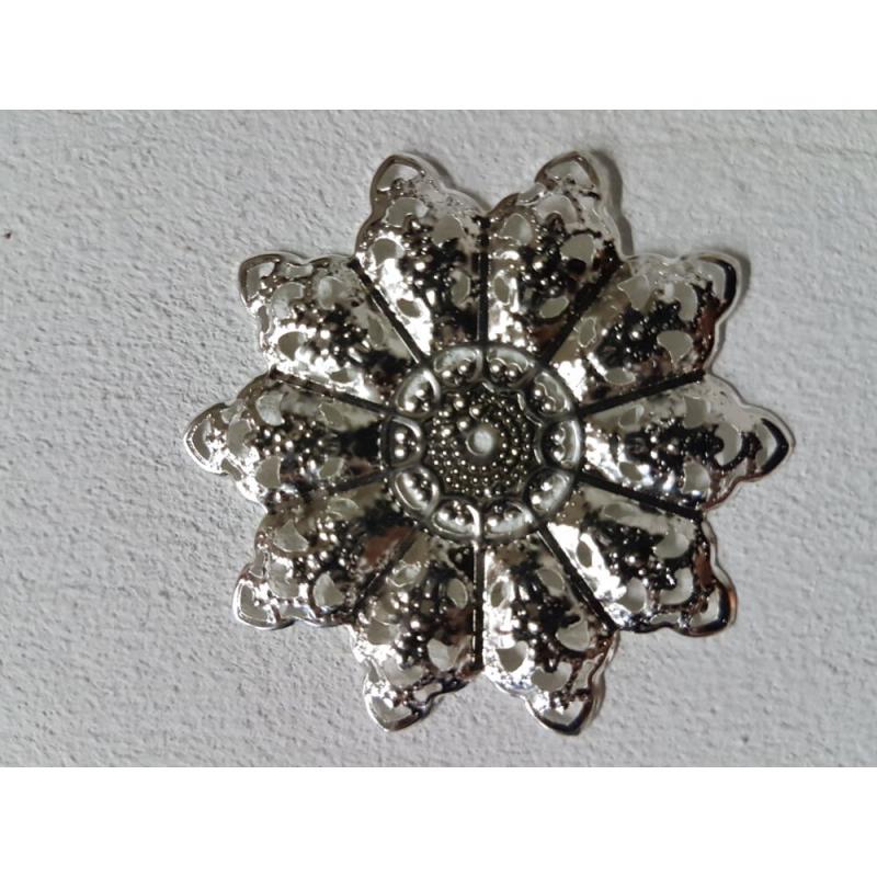 Fém díszítőelem - kerek csipkés virág 4,8 cm