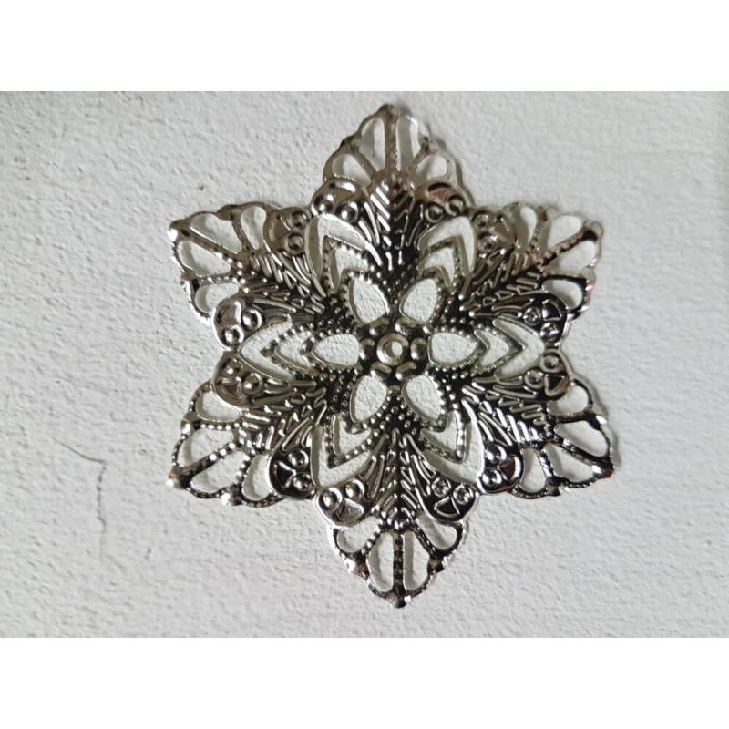 Fém díszítőelem - kerek csipkés virág  5,4 cm