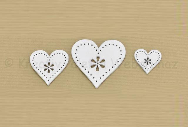 Festett fafigura - szívek áttört díszítéssel - fehér