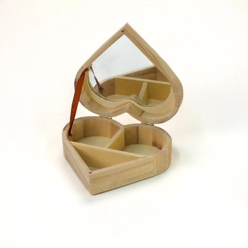 Szív alakú tükrös fadoboz 15 x 15 x 4 cm