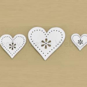 Festett fafigura - szívek áttört díszítéssel - fehér