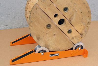 2 db kábeldob letekerő zsámoly 300-1600mm átmérőig 1000 kg összekötő csővel