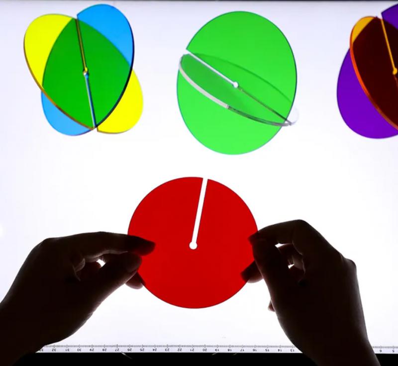Egymásba illeszthető, átlátszó színes körök
