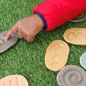 Írás-előkészítő szenzoros kövek