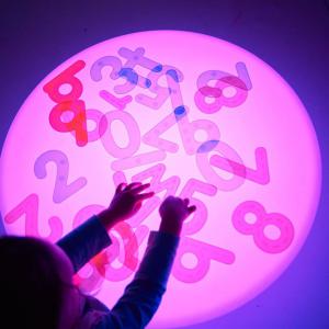 Színváltó, világító asztal