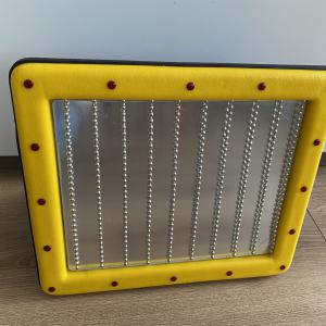 Zenélő gyöngy-láncos tükör