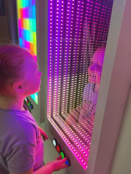 Interaktív végtelen tükör