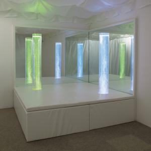 Buborékoszlop párnázott sarokplatformmal, közepes