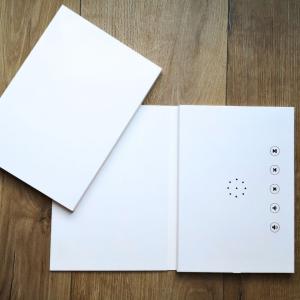 Személyre szabható USB-s zenélő üdvözlőkártya