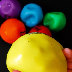 Yuck-E szenzoros labda