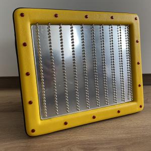 Zenélő gyöngy-láncos tükör