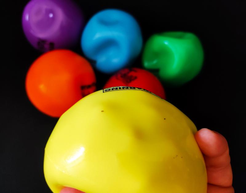 Yuck-E szenzoros labda