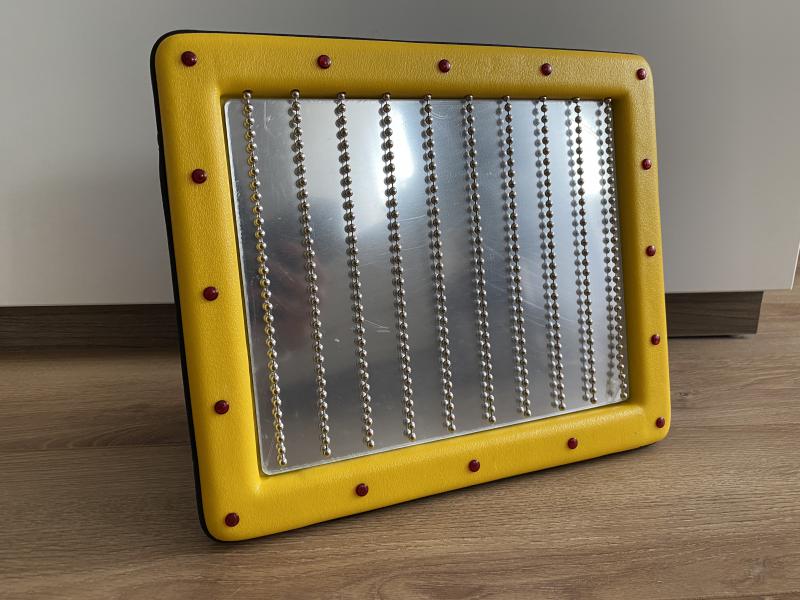 Zenélő gyöngy-láncos tükör