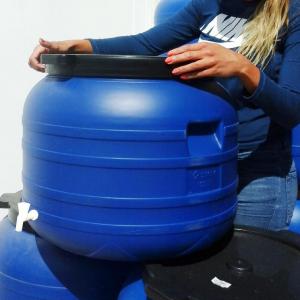 Műanyag hordó 100 L-es ballon 42 cm-es csavaros tetővel, csappal.