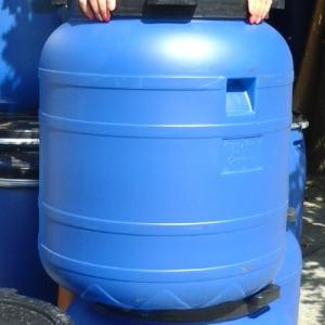 Műanyag hordó 150 l-es ballon csavaros tetővel, csappal. 42 cm-es szájnyílással