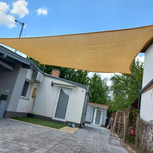 Napvitorla négyszög alakú. Átmérő: 4,24 méter 3 x 3 m