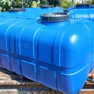 Tartály műanyag hordó 280 liter zöld szín, szögletes csappal, tömlővéggel.