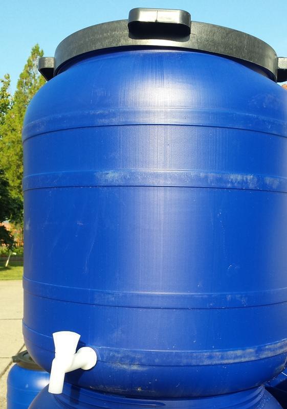 Műanyag hordó 100 L-es ballon 42 cm-es csavaros tetővel, csap külön rendelhető.