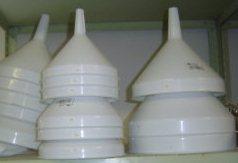 Műanyag tölcsér 12 cm