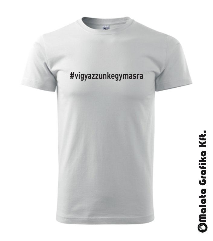 vigyazzunkegymasra póló