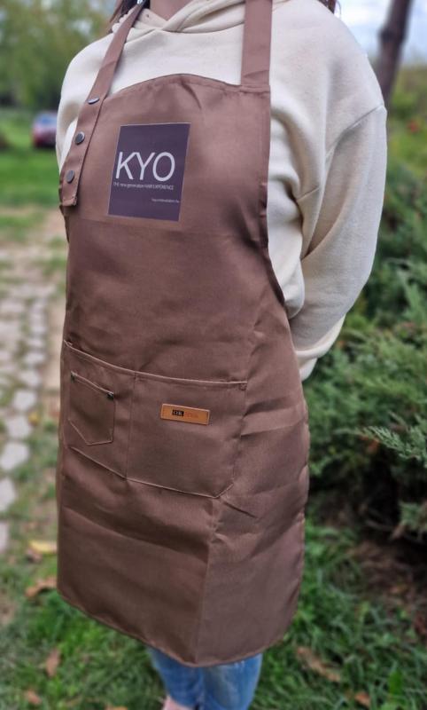 Festőköpeny fodrászoknak KYO felirattal