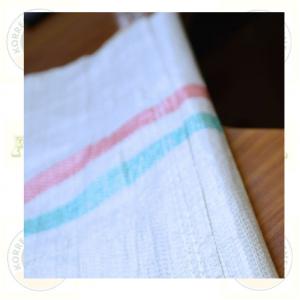 Nemzeti színű szövött zsák 56x110mm Szájszegett dupla talpvarrással PP 82g 100db/cs