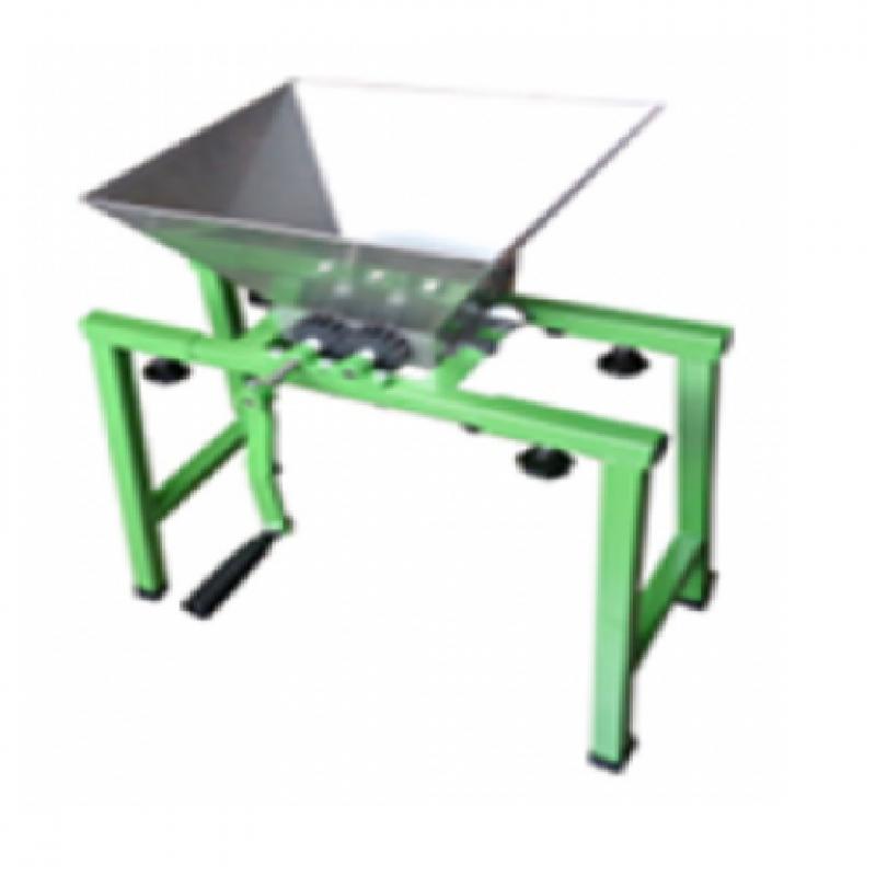 Kézi gyümölcsdaráló garattal 7 L lábakon álló gyümölcsmalom