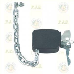 zár lánccal szemetes hulladéktárolókra