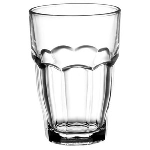 Üdítős és vizes poharak