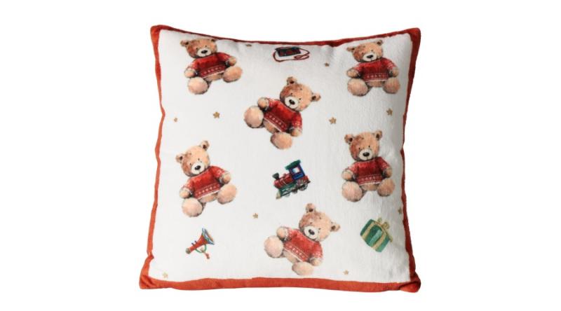 B.G.2063028 Párna töltött, 45x45cm, polyester, piros pulcsis macival, Bailey