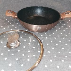 Berlinger Haus Rose Gold bev.szeletsütő 2 füllel+üvegfedő, 28 cm, indukciós, BH-1519N