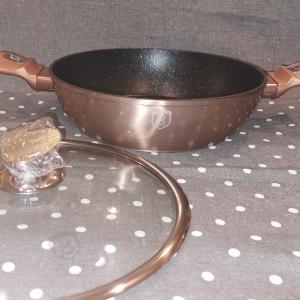 Berlinger Haus Rose Gold bev.szeletsütő 2 füllel+üvegfedő, 28 cm, indukciós, BH-1519N