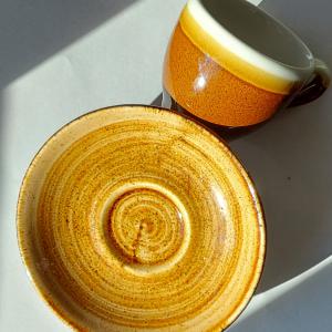 Churchill Monochrome Barna kerámia kávéscsésze, réz színű alátéttel, barna csésze, 9cl