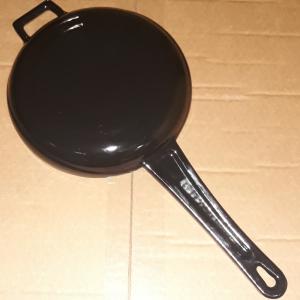 Lava öntöttvas nyeles szeletsütő, 16 cm, mázas fekete, 290070