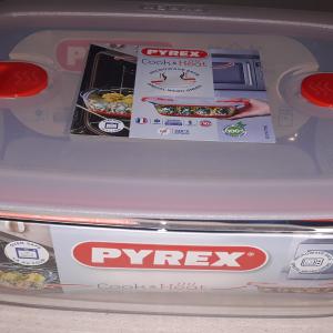 Pyrex Cook Heat; szögletes sütőtál, műanyag tető, 2,5 liter, 28X20X8 cm, 203227