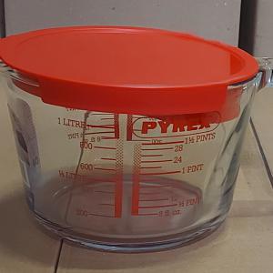 Pyrex mércés üveg kancsó, műanyag tetővel, 1 liter, mérő kancsó, 203271