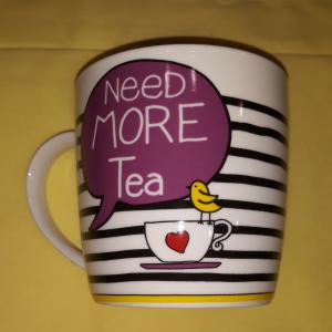 R2S Need More Tea porcelán csíkos bögre litografált díszdobozban, 35 cl, 153437