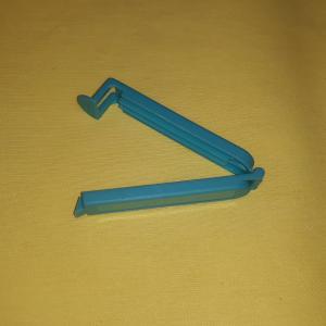Tasak lezáró csipesz, műa., közepes (7 cm), kék, P016
