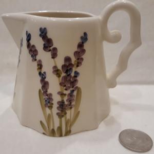 Vanilia Kerámia 52-02 Violin levendulás tejkiöntő, 3 dl, kerámia, V.K.52-02