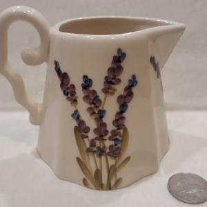 Vanilia Kerámia 52-02 Violin levendulás tejkiöntő, 3 dl, kerámia, V.K.52-02