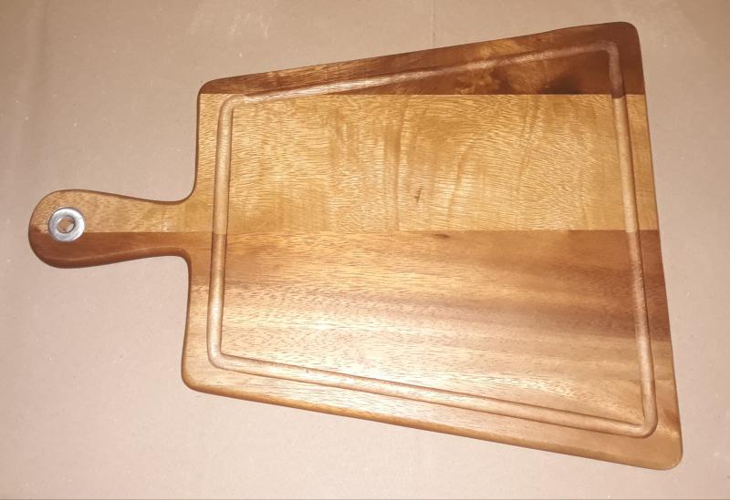 Fa vágódeszka, trapéz alakú, nyeles, 30X40X1,5 cm, fém betétes nyél