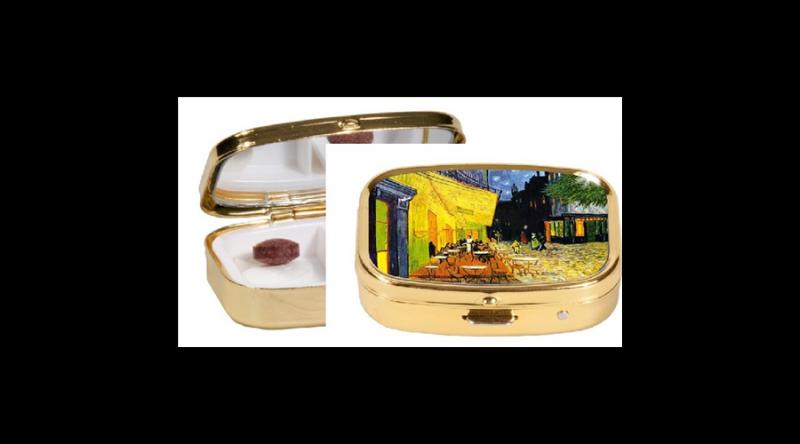 FRI.18241 Gyógyszeres fémdoboz 2 fakkos, 5,1x1,8x3,6cm,van Gogh:Kávéház éjjel