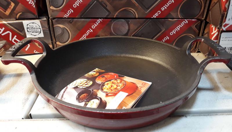 Lava öntöttvas edény 2 füllel, kerek, 20 cm, kívül piros.