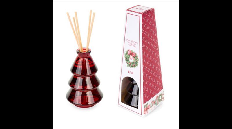 N.S.SFI251804 Szobaillatosító rattanpálcikával, piros fenyőüvegben, 100ml, fahéj-mandula, Storia di Natale