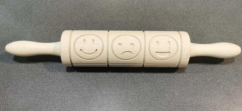 Nyújtófa smiley mintás, 40 cm, 1 db, 302098