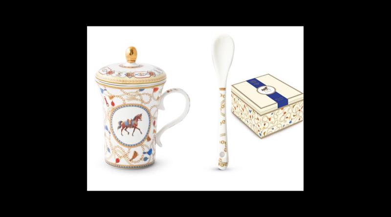 P.M.PM0139CHEV Porcelánbögre 300ml tetővel,kanállal dobozban, Cheval